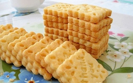 蛋黄酥饼干的家常做法，吃得停不下来！