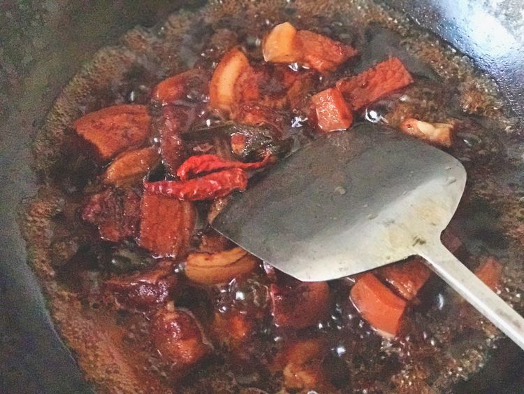 2斤猪肉加上2块腐乳，做一份香糯诱人的腐乳红烧肉，软烂解馋