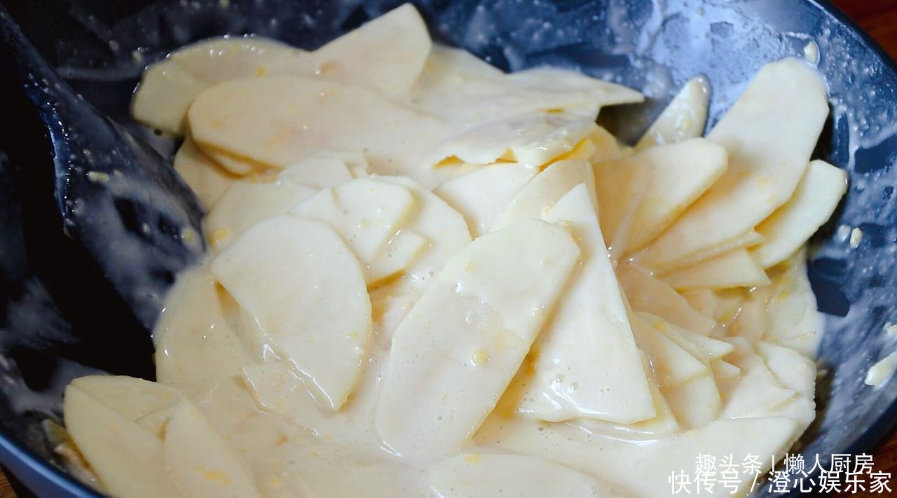 2个苹果,2个鸡蛋,教你苹果蛋糕的做法,淡淡水果香,吃着不腻