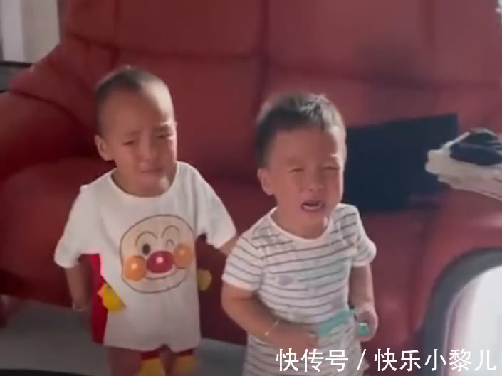 阳台上|双胞胎弟弟把姐姐欺负哭,被父亲赶到阳台思过,家有姐弟咋教育?