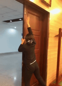 |搞笑GIF段子:原来妹子穿高跟鞋不仅仅是为了增高,还有这个用途啊