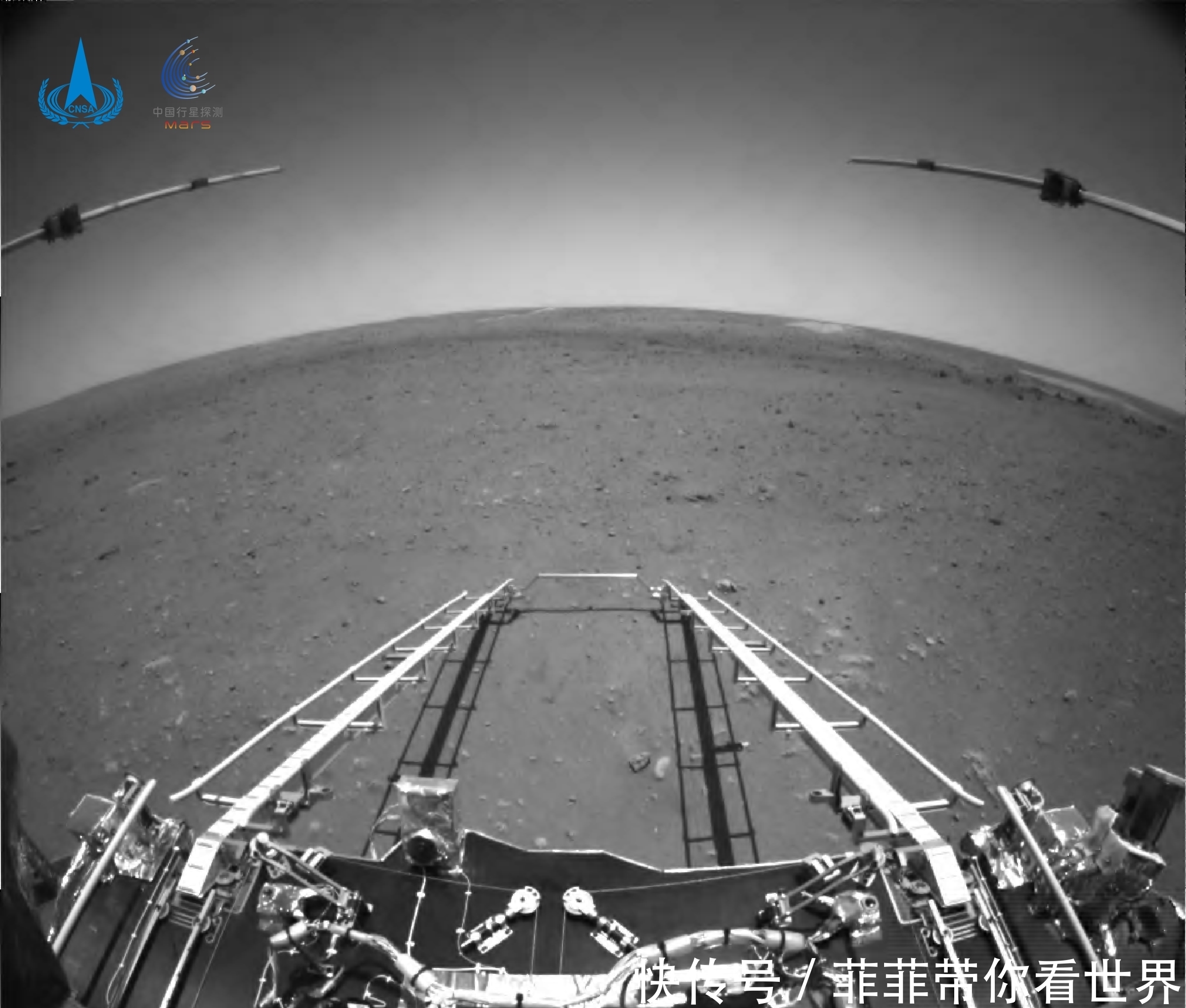 n祝融号火星车传回两张火星图像,看到一片荒凉的火星地面!