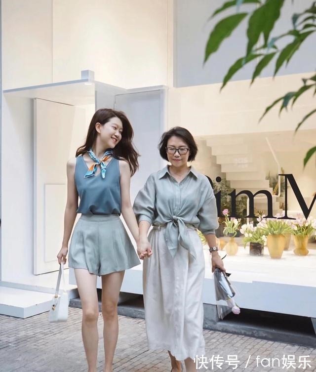 气质 这才是中年女人该有的打扮!膝下裙+平底鞋,四五十岁穿好时髦!