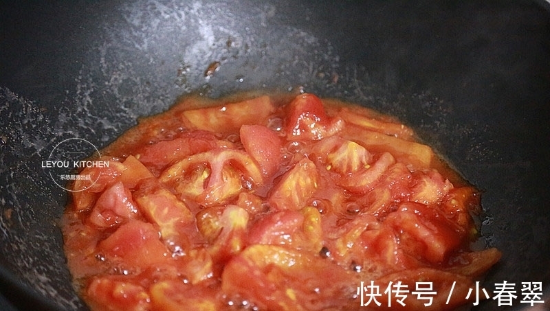 做法|西红柿炒鸡蛋新做法，没放一滴油，用水炒蛋，口感滑嫩，热量更低