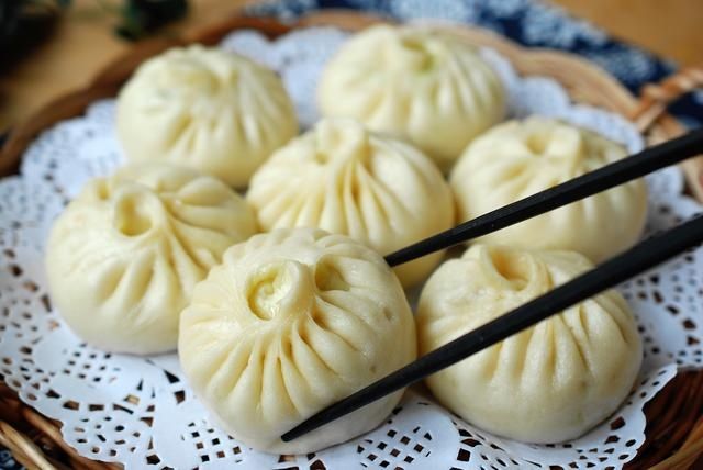 用白菜做馅儿，放盐杀就错了！跟我这样做，不用挤水不出汤，鲜美