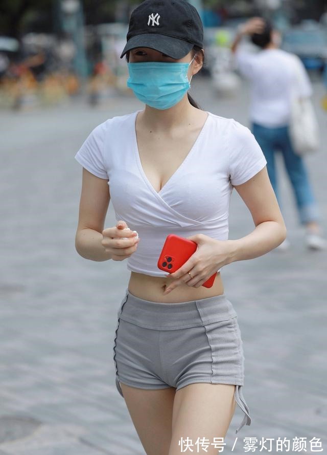 衣服 白色背心搭配灰色短裤,对夏季该有的尊重,时髦显身材