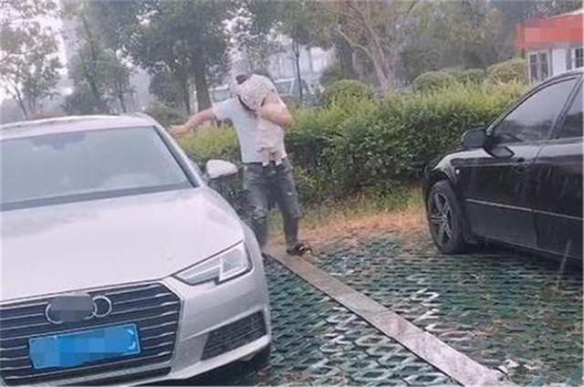 女儿|爸爸抱着女儿遮雨火了,“小棉袄”成了“工具人”,不愧是亲爹