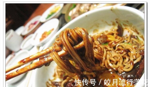 多汁|教你一道炸酱面，经典的味道，筋道的口感，酱香浓郁，美味多汁！