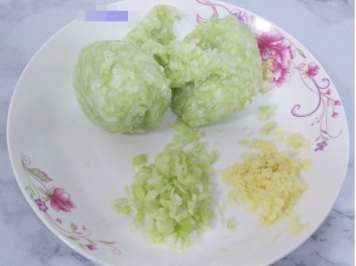 这个包子没有肉却特别鲜，只用俩食材，一个负责香，一个负责鲜！