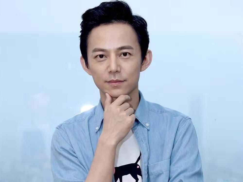 不受风波影响！何炅跨年晚会仍居C位，和魏大勋录节目热聊心情好