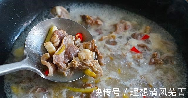 入秋后,我家爱吃这菜,2块1斤,维C含量比苹果高,炖一炖超美味!