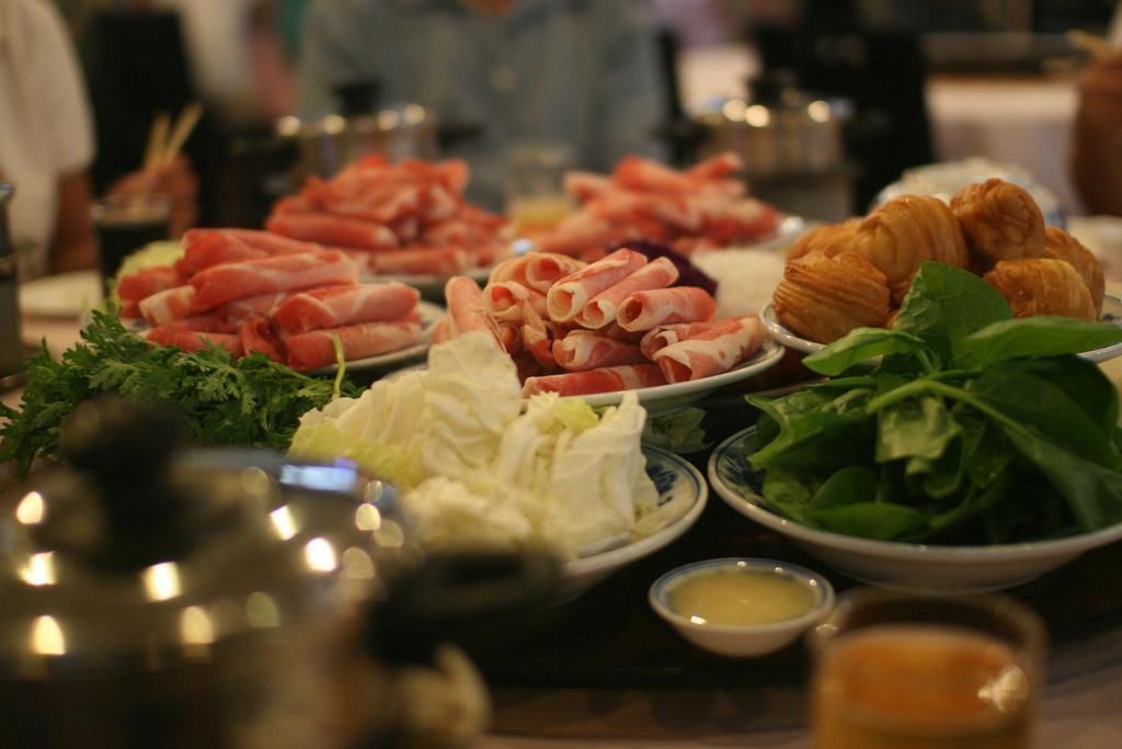 火锅风靡中国,外国游客来了也“上瘾”,在美国为什么流行不起来