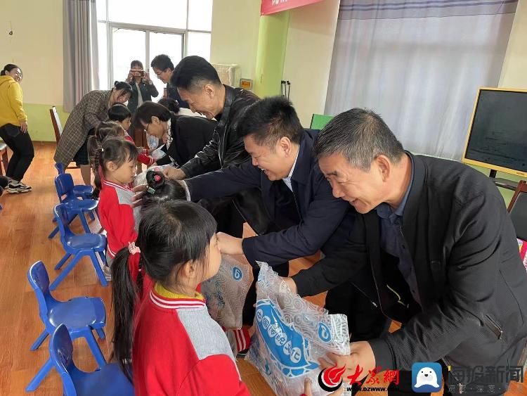 新闻记者|济南市槐荫区机关幼儿园到牛泉镇中心幼儿园开展爱心捐赠活动
