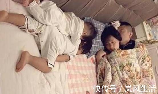 睡姿|90后小夫妻带娃睡觉,孩子睡姿意外走红,网友:孩子是意外收获的