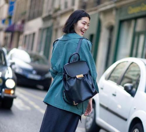 找回童年的天真无邪,背双肩包出门就对了,实用又时髦