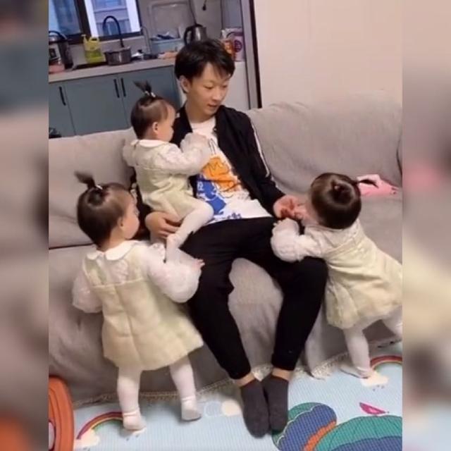 三胞胎|爸爸买菜回来,三胞胎出人意料的举动太暖心,网友:得有多幸福啊