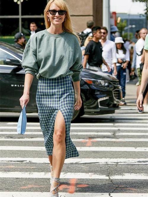 今年的卫衣流行“穿紧不穿宽”，优化比例不说还显瘦，潮人都爱了