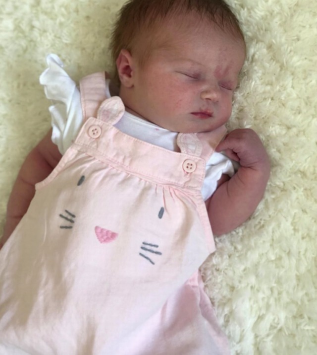 产子|20岁女子卫生间独自产子，期间并不知已怀孕，9个月时还吃避孕药