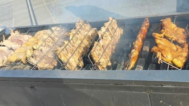 碳烤摊|夏天要多吃此肉，比牛羊肉便宜，1只才卖25元，家家吃得起，真香