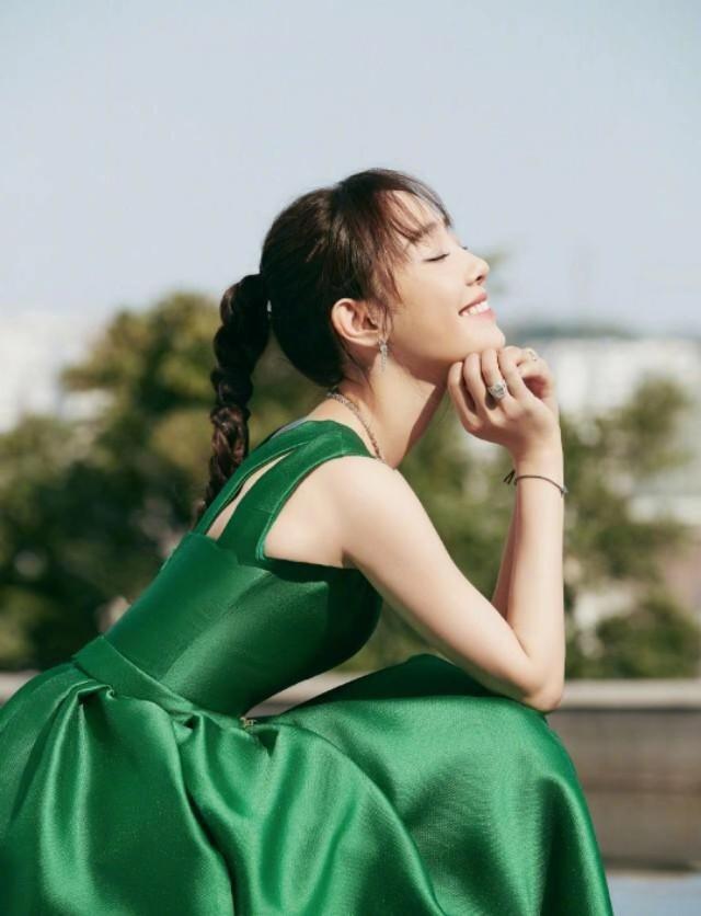 惹眼|街拍:成熟丰腴,大方得体的性感美腿美女,非常的惹眼