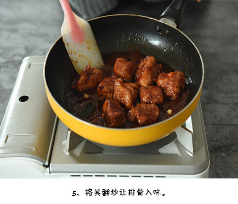 腌制过的排骨,翻炒入味,最后撒上一撮白芝麻,简直美味!