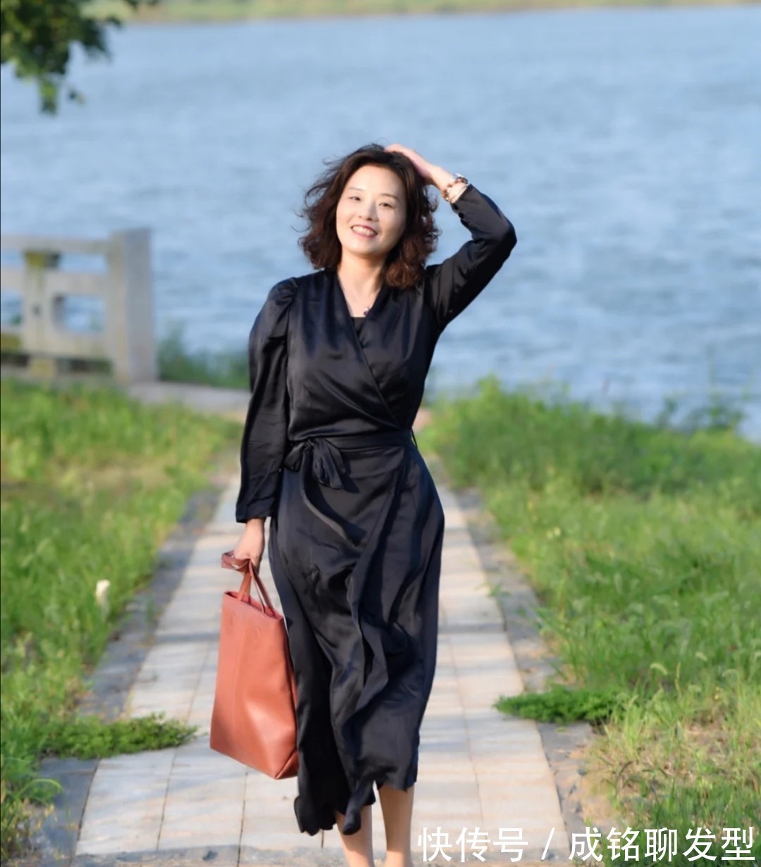 身材|年过五十身材微胖怎么穿?看看这位姐姐的穿搭,不仅优雅还很漂亮