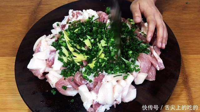 调肉馅时,先放油还是先放水记住这一点,饺子馅鲜嫩多汁无腥味