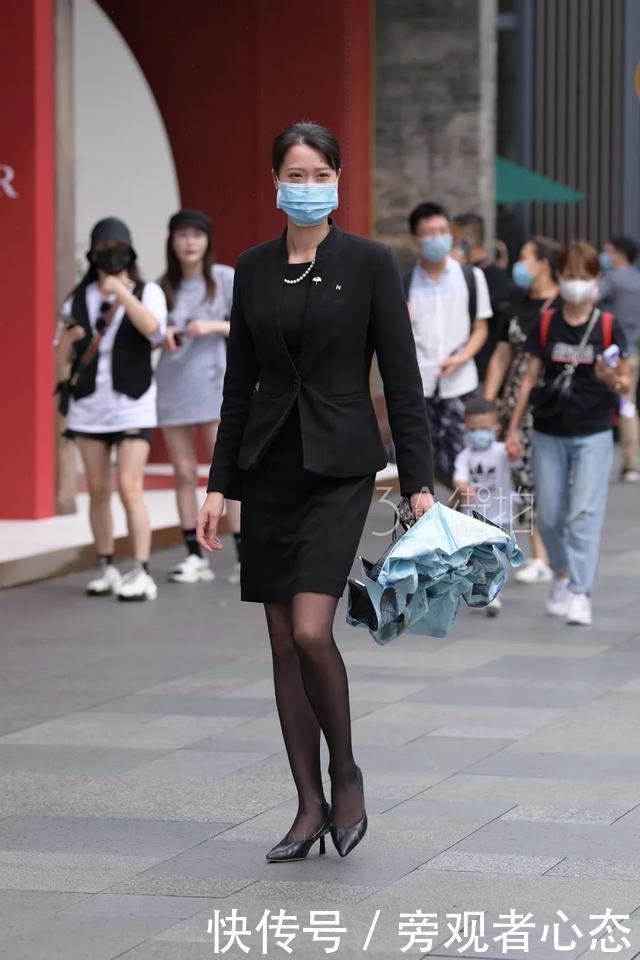 街拍美女的制服穿搭,优雅大方,彰显女性魅力!