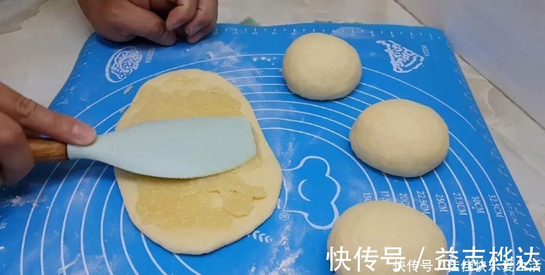 面粉别蒸馒头了,加2个鸡蛋,个个蓬松暄软,比面包简单好吃