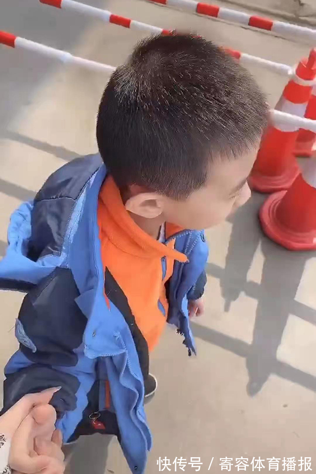 门卫|外甥女接小舅舅放学,被门卫大爷误认是妈妈,舅舅忙称自己是长辈