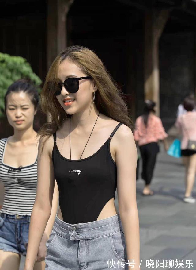 华丽|夏装已经不流行了,时尚牛仔裤也值得一试,造型华丽