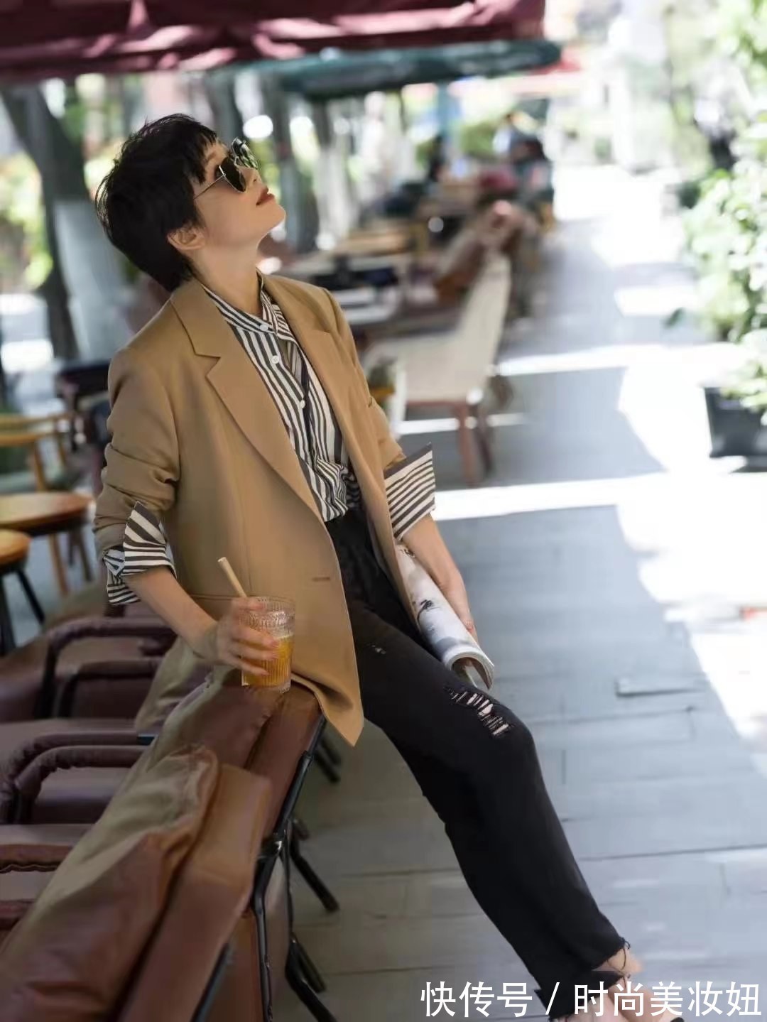 丝巾|这才是大龄女性该有的穿搭,学57岁设计师的搭配,简洁高级又减龄