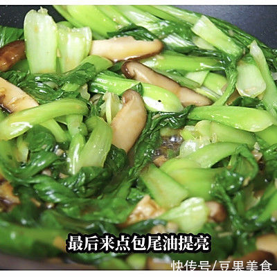 冬菇|春节大鱼大肉吃多了，来道清爽解腻的冬菇炒青菜吧