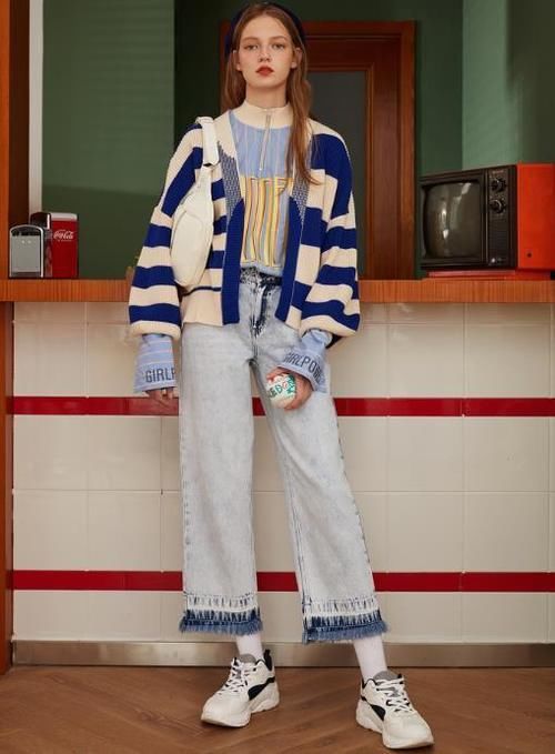 小仙女元气穿搭，温柔毛衣搭牛仔长裤，清新甜美又洋气时髦！