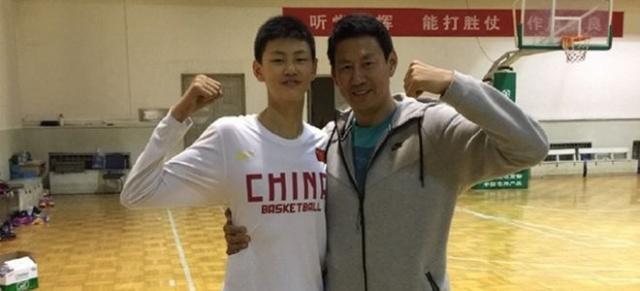 国家队|男篮主帅儿子被誉是最强星二代,跳级进国家队,身高有望超姚明!