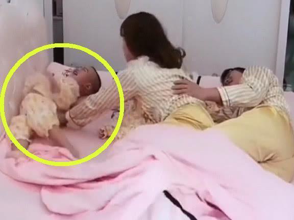 宝妈|趁儿子睡着,爸爸妈妈本想浪漫一下,下一秒,儿子是来报复的吧