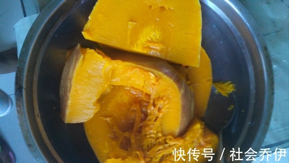 南瓜这样做,不炒也不蒸,软糯香甜还能拉丝,上桌全家抢着吃