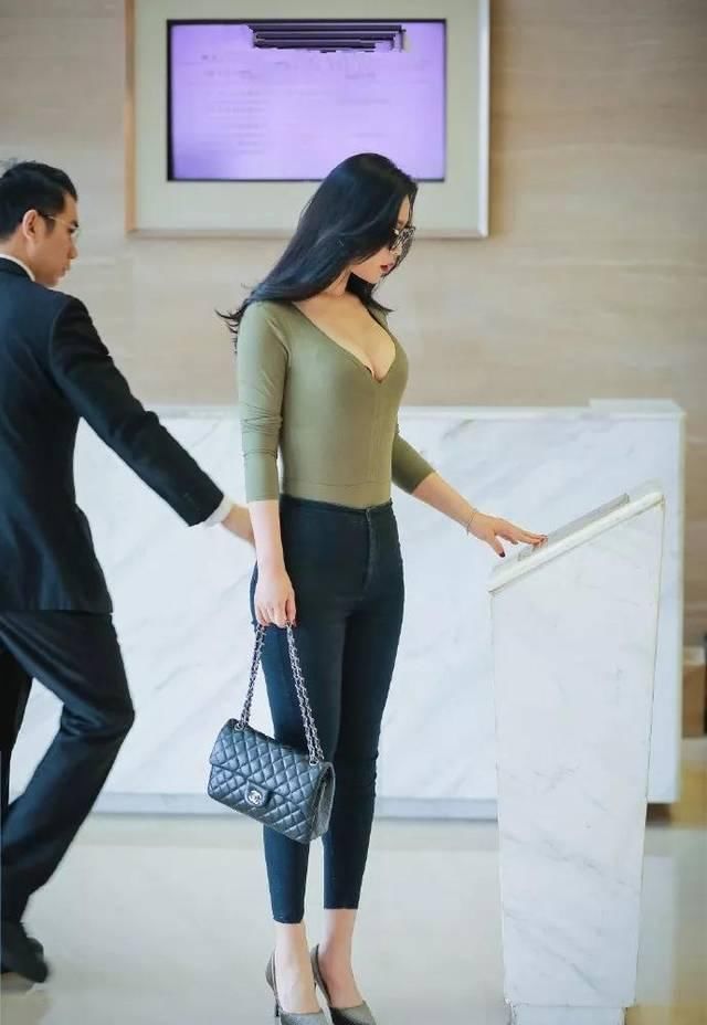 高跟鞋 女生搭配高跟鞋出街，展现出魅力的身姿与优雅的自信