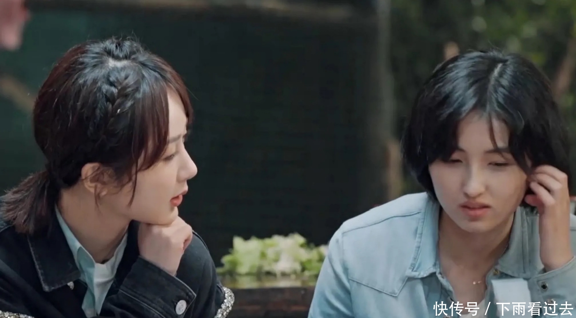 杨紫|杨紫张艺兴种树气氛微妙,我却只留意到她对何炅的举动,不服都难