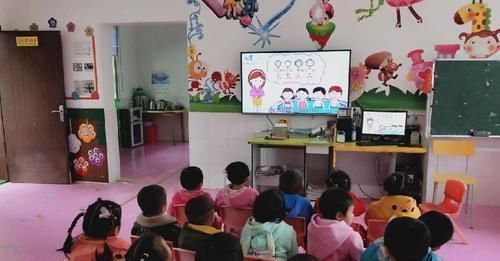 初潮|12岁女儿初潮,爸爸拿“姨妈巾”指导全过程,同学:简直不敢想象