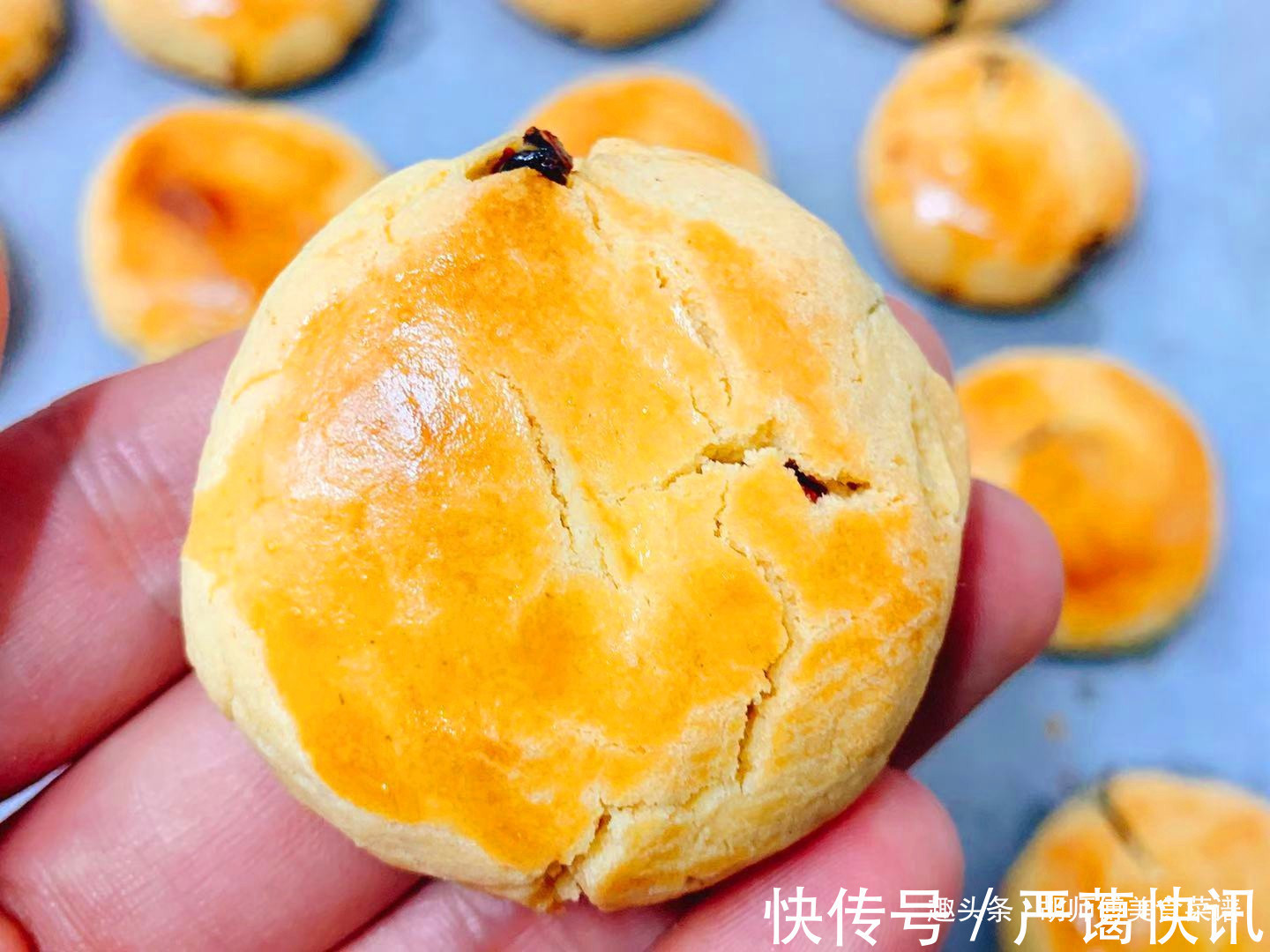 小时候特爱吃的酥饼，自己在家做，个个金黄酥脆，还是以前的味道