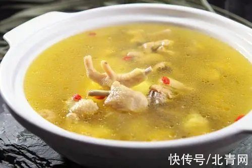 鸡肉|炖鸡汤要不要焯水？汤鲜肉美的炖鸡方法来啦