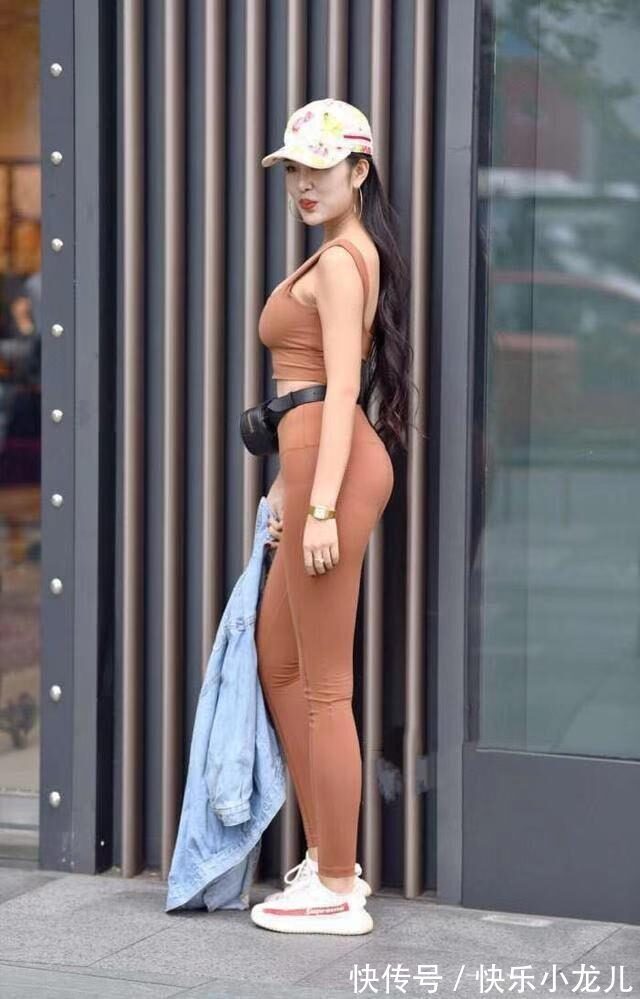 运动鞋 瑜伽背心搭配瑜伽裤,酷酷地戴上棒球帽很有气场,青春有活力