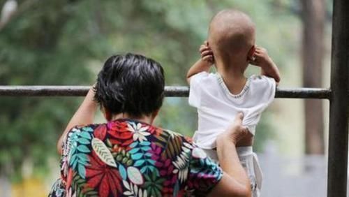 父母|孩子性早熟，多半和父母有关，爱他就别再给他吃这种东西