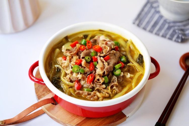 天寒地冻，暖身体适合多吃羊肉，酸菜配羊肉，开胃又下饭