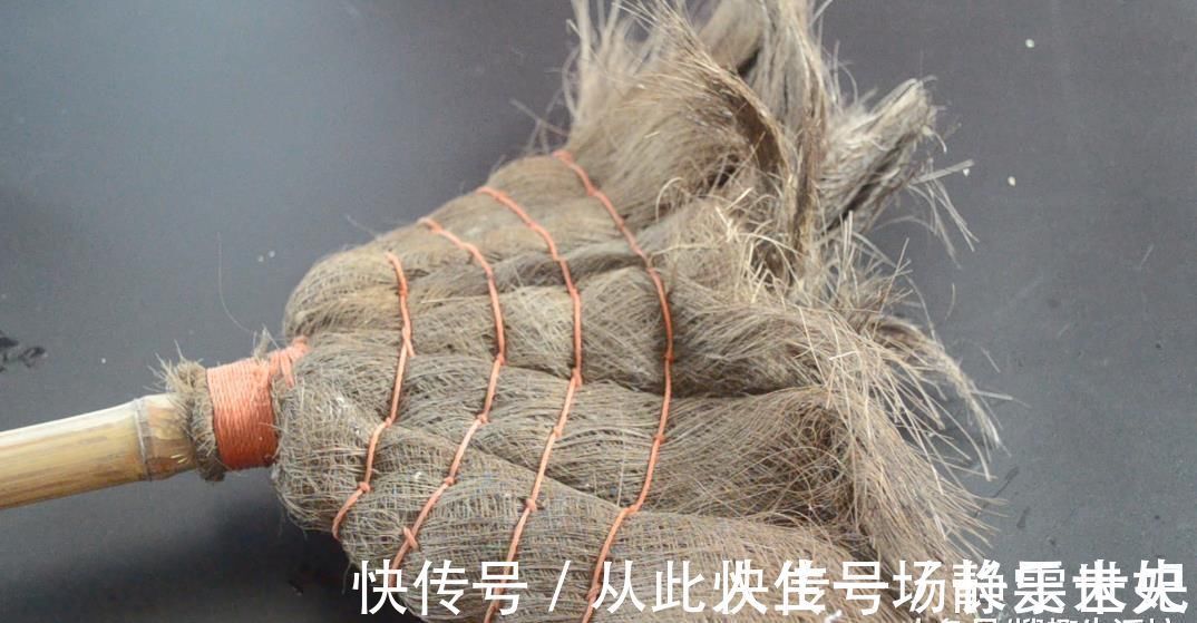 眼睛不好也能快速穿针引线, 只需一枚硬币就可以, 看完赶紧去试试