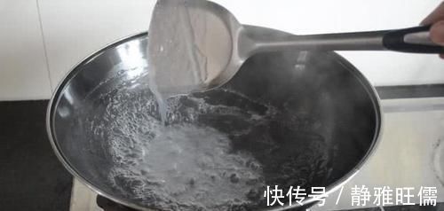 贴春联别用胶带了,教你一个简单的方法,美观又牢固,撕下不留痕