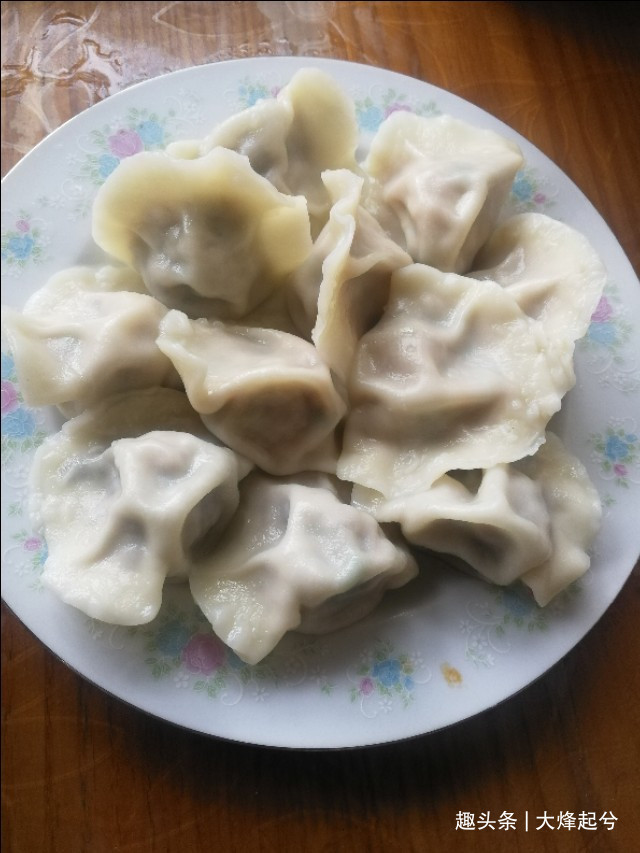 羊肉包饺子，怎么做才能让饺子馅鲜香不膻今天分享成功调馅窍门