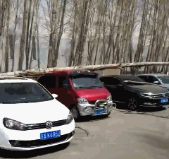 |搞笑GIF:据说老司机分析一位美女,只需要8秒钟