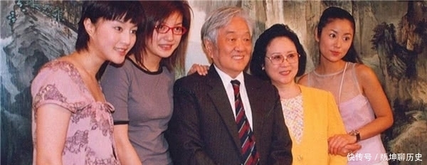 她顶着压力跟老师结婚,婚后生下一对龙凤胎,其中女儿家喻户晓